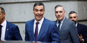 Pedro Sánchez und andere Politiker in blauen Anzügen
