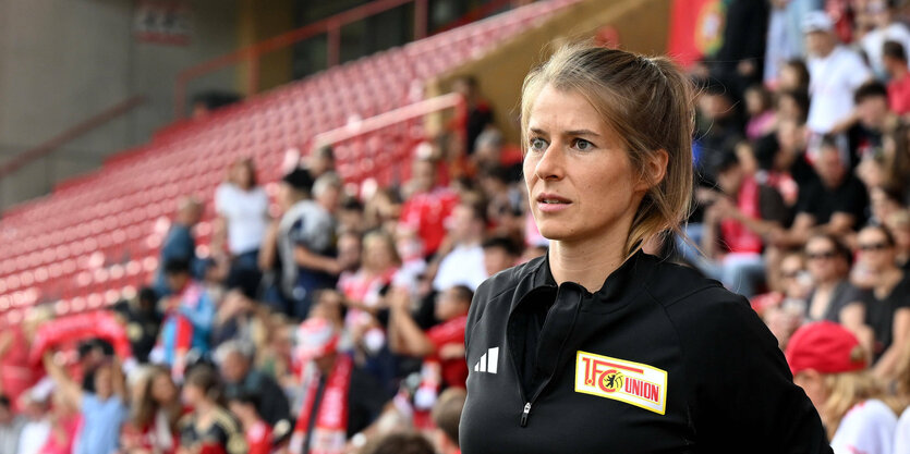 Marie-Louise Eta vor der Hauptribüne im Trainingsanzug von Union Berlin