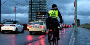 Radfahrerin mit Warnweste