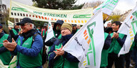 GDL-Mitglieder bei einer Streikkundgebung in Berlin - Personen mit grünen Warnwesten und Flaggen der GDL klatschen