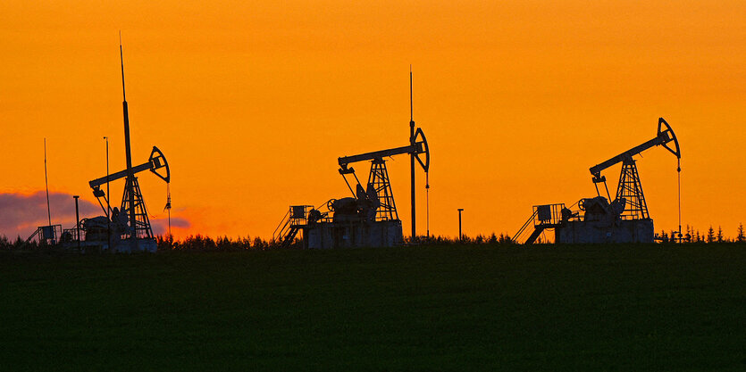 Silhouetten von Ölpumpen