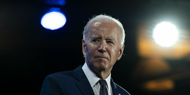 Portraitaufnahme von Joe Biden von den Schultern aufwärts