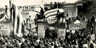 Ein schwarz-weißes Bild zeigt eine Menschenmenge