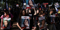 Demonstration zur Befreiung der israelischen Geiseln mit Suchplakaten