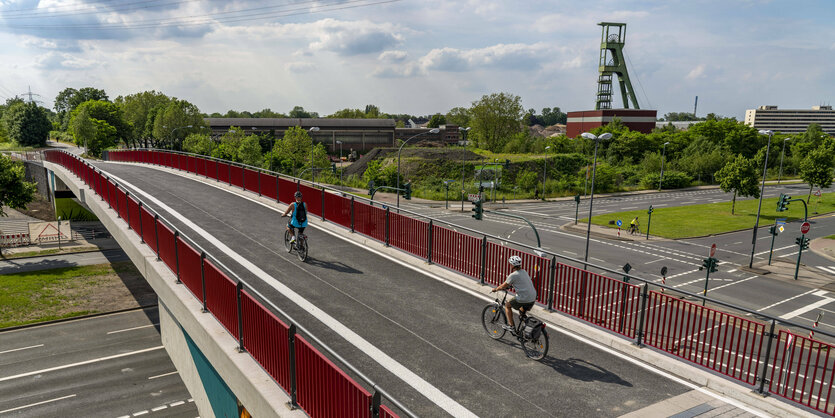 Fahrradbrücke über eine Straße.