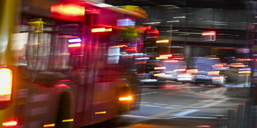 Nachtaufnahme Bus auf Straße