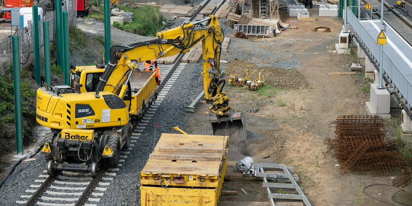 Bahnbaustelle mit Bagger.