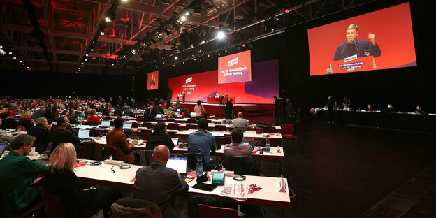 Blick aus dem Saal auf die Bühne des Linken-Parteitags