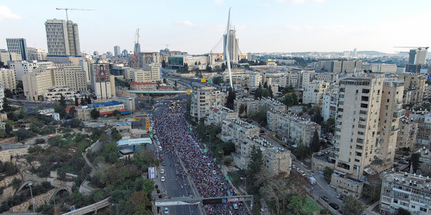 Aus der Vogelperspektive: Hunderte von Menschen befinden sich auf einer Straße in Jerusalem