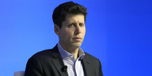 Profil von Sam Altman vor blauem Hintergrund