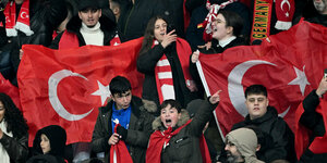 Fans mit türkischen Fahnen im Berliner Olympiastadion