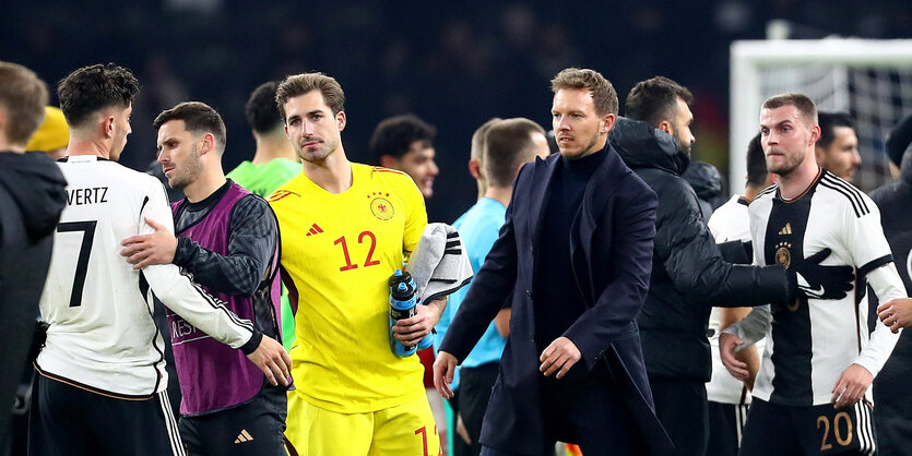 Spielertraube mit Julian Nagelsmann nach der 2:3-Niederlage gegen die Türkei am 18.11.23