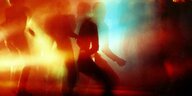 Menschen tanzen im Scheinwerferlicht auf dem Dancefloor