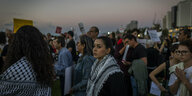 Menschen auf einer Demonstration in Tel Aviv.