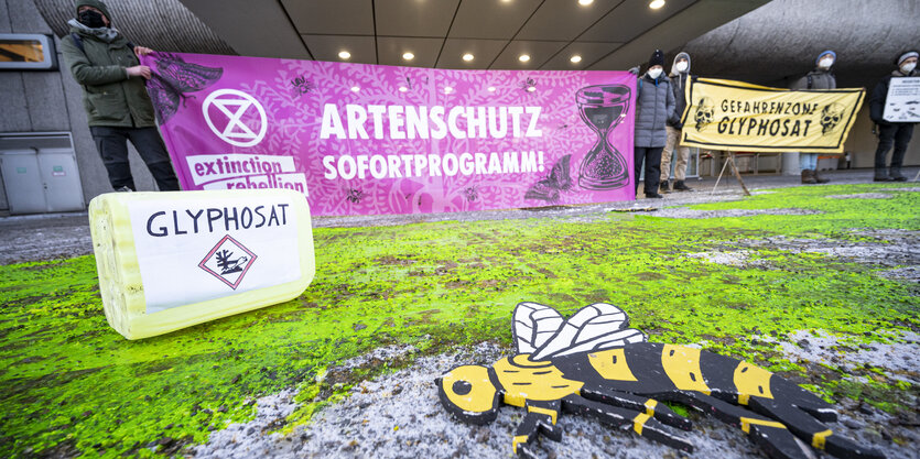 Protestplakate vor einem Gebäudeeingang