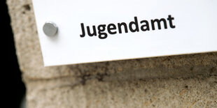 Der Schriftzug "Jugendamt" ist auf einem Schild zu lesen