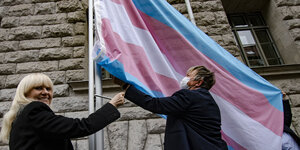 Das Bild zeigt Innensenatorin Iris Spranger beim Hissen einer Transgenderflagge