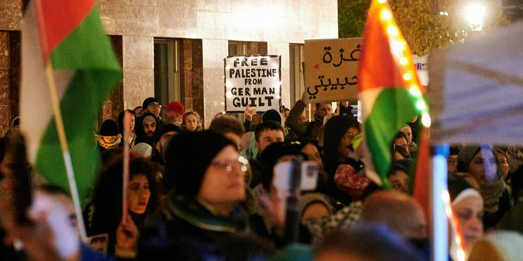 Demonstration mit Schildern und Fahnen.