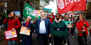 Viele Personen mit Transparenten bei einer Demonstration.