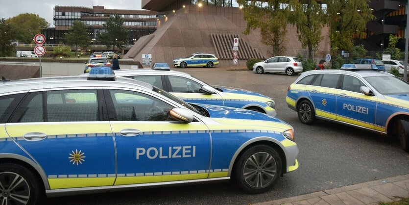 Polizeifahrzeuge bei einem Einsatz.