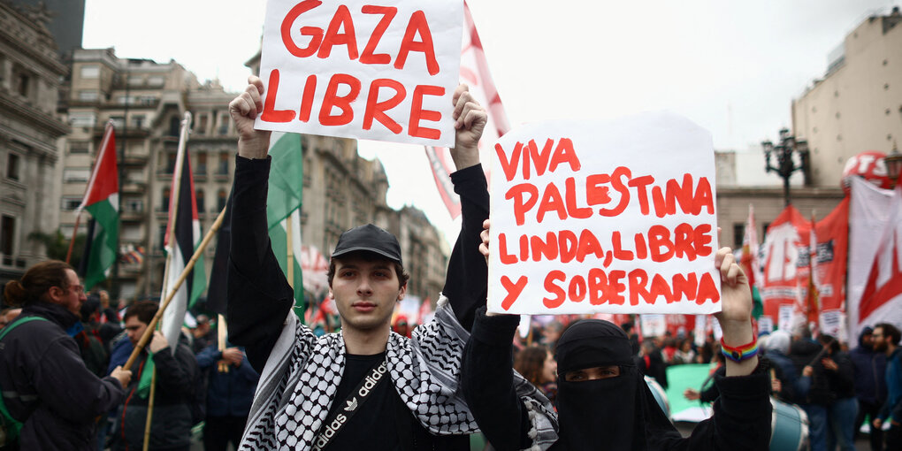 Demonstration mit Plakaten.