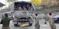 Armenische Soldaten bespritzen andere Soldaten in einem LKW mit Wasser