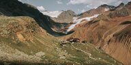 Eine Hütte und Reste eines Gletschers in den Alpen
