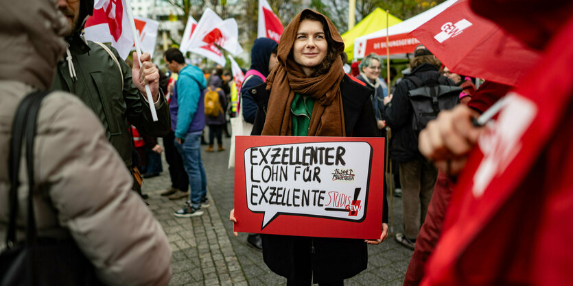 Menschen bei einer Protestaktion mit Plakaten.