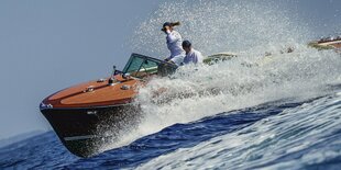 Motorboot mit sprtzendem Wasser.