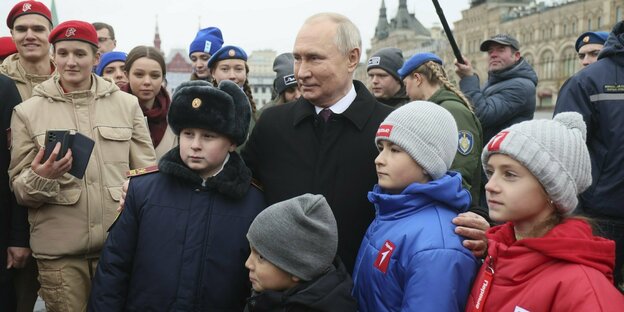 Präsident Putin mit Kindern.