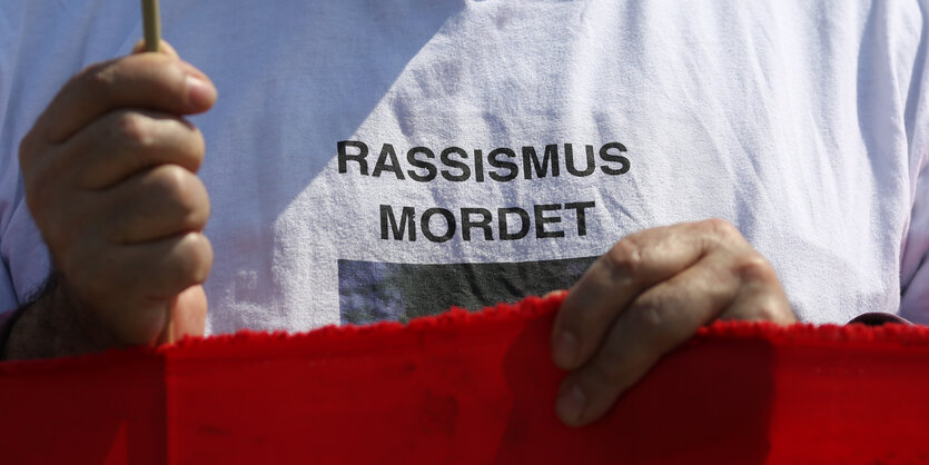 T-Shirt-Aufdruck "Rassismus mordet"