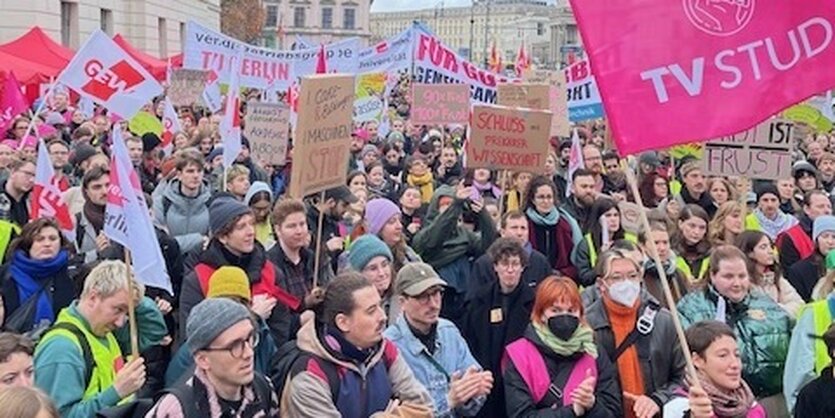 Streikende Hochschulbeschäftigte vor der HU