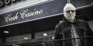 Wreckless Eric cool mit Sonnenbrille vor einem Spielcasino