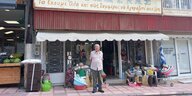Der Händler Dimitrios Stamenas steht vor seinem Laden