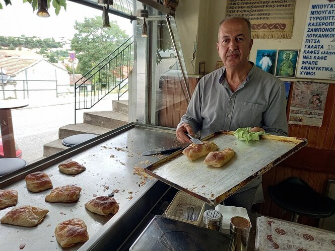 Der Bäcker Nikoy Tziaros präsentiert in seiner Bäckerei Backwaren