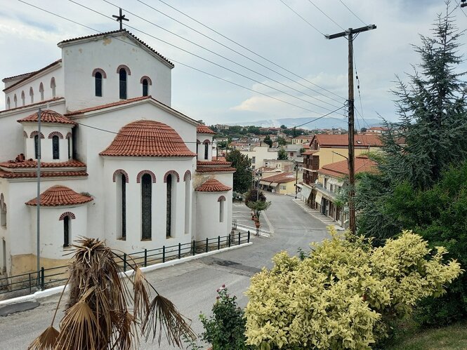 Eine Kirche in einem Dorf