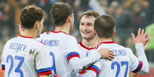 vier jubelnde russische Spieler