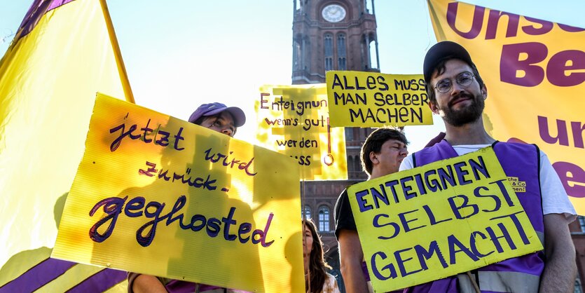 Das Foto zeigt Aktive der Initiative "Deutsche Wohnen & Co. enteignen" vor dem Roten Rathaus.