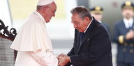Staatschef Raul Castro begrüßt den Papst.