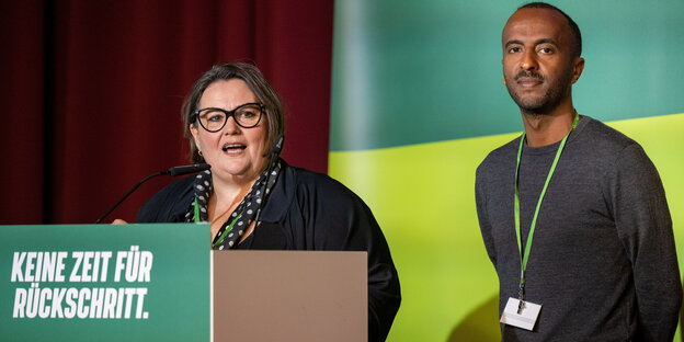 Das Foto zeigt die 2021 gewählte Doppelspitze der Berliner Grünen, Susanne Mertens und Philmon Ghirmai-