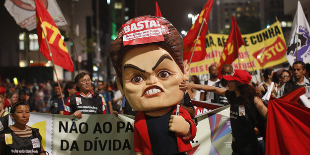 Eine Demonstration in Sao Paulo. In der Mitte eine große Puppe, die aussieht wie Brasiliens Präsidentin, Dilma Rousseff.
