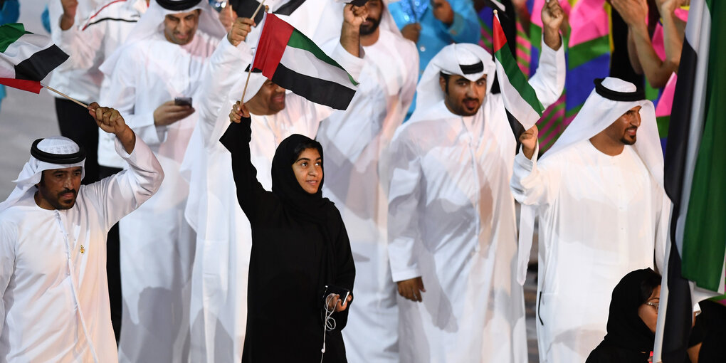 Die Schwimmerin Nada Albedwawi als Fahnenträgerin Saudi-Arabiens in Rio 2016