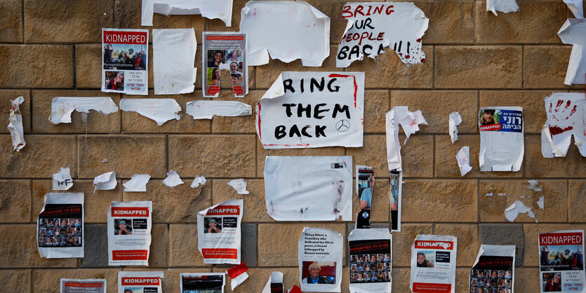 Poster der israelischen Geiseln hängen an einer Hauswand in Tel Aviv