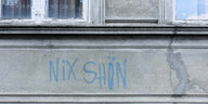 Graffito an einer Hauswand: "nix shön"