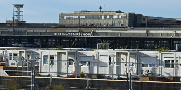 Das Foto zeigt die Tempohomes vor den Hangars des Ex-Flughafens