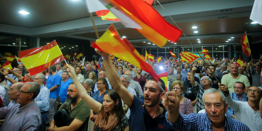 Anhänger der rechtsextremen VOX-Partei bei einer Wahlkampfveranstaltung in Valencia