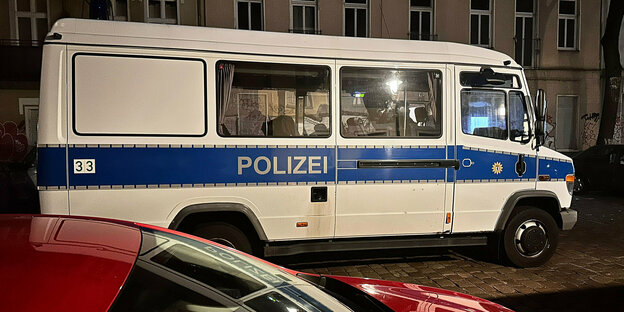 Polizeiauto bei einer der Durchsuchungen gegen die Hamas und Samidoun in Deutschland.