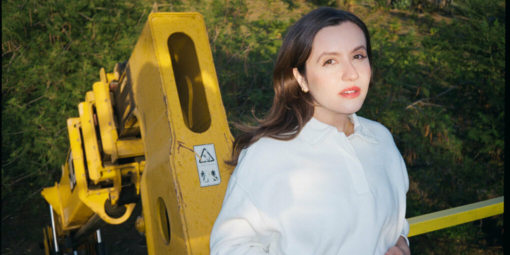 Jessy Lanza vor einer Hebebühne in einer Landschaft