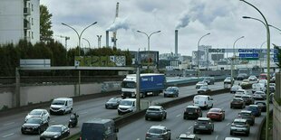 Viele Autos fahren im Feierabendverkehr auf der Autobahn