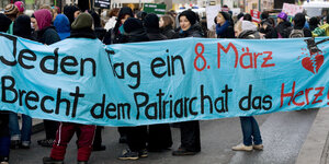 Teilnehmerinnen einer Demonstration linker Frauengruppen zum Weltfrauentag in Berlin mit einem Transparent gegen das Patrichat